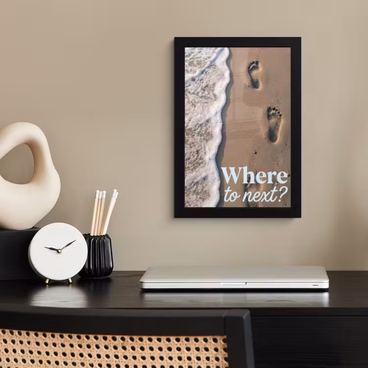 Where to next - Strand - Voetstappen fotolijst zwart zonder passe partout klein -sfeer1