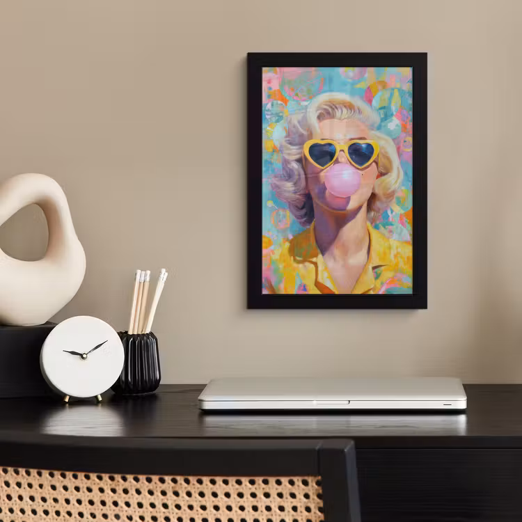 Vrouw - Blond - Roze kauwgom - Kleurrijk - Pastel fotolijst zwart zonder passe partout klein -sfeer1