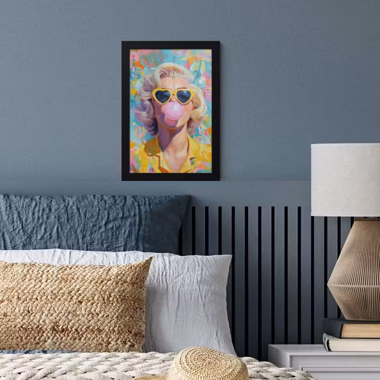 Vrouw - Blond - Roze kauwgom - Kleurrijk - Pastel fotolijst zwart zonder passe partout klein -sfeer3
