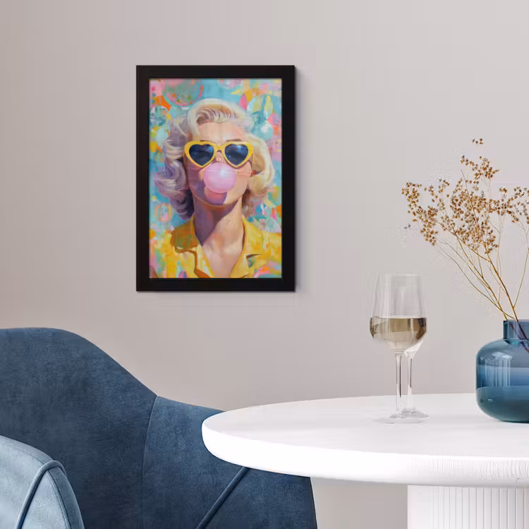 Vrouw - Blond - Roze kauwgom - Kleurrijk - Pastel fotolijst zwart zonder passe partout klein -sfeer4