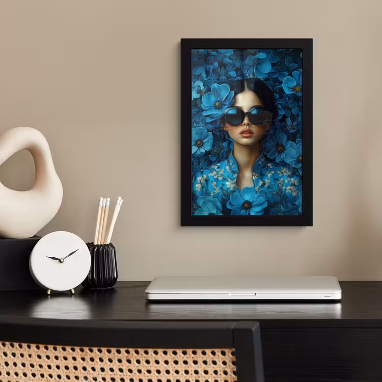 Vrouw - Bloemen - Blauw - Aesthetic - Luxe fotolijst zwart zonder passe partout klein -sfeer1