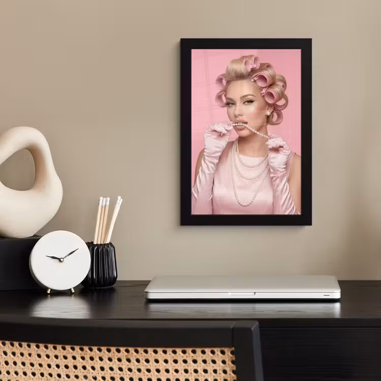 Vrouw - Roze - Parelketting - Krulspelden fotolijst zwart zonder passe partout klein -sfeer1