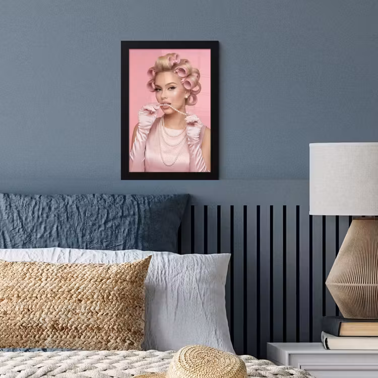 Vrouw - Roze - Parelketting - Krulspelden fotolijst zwart zonder passe partout klein -sfeer3