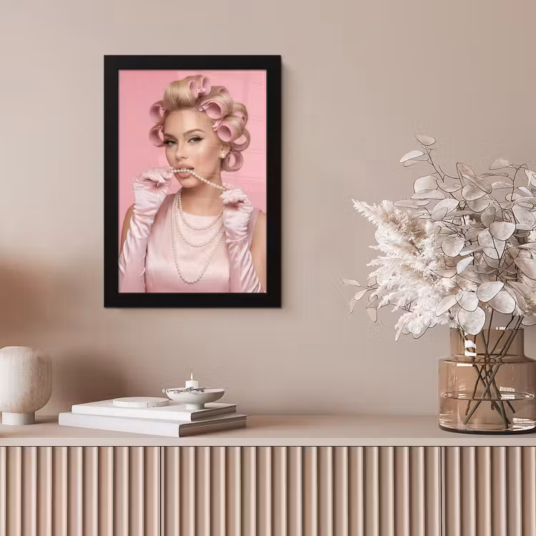 Vrouw - Roze - Parelketting - Krulspelden fotolijst zwart zonder passe partout klein -sfeer5