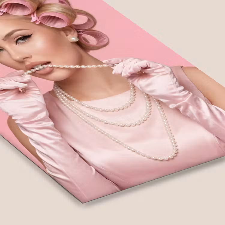 Vrouw - Roze - Parelketting - Krulspelden fotolijst zwart zonder passe partout klein -zsfeer6