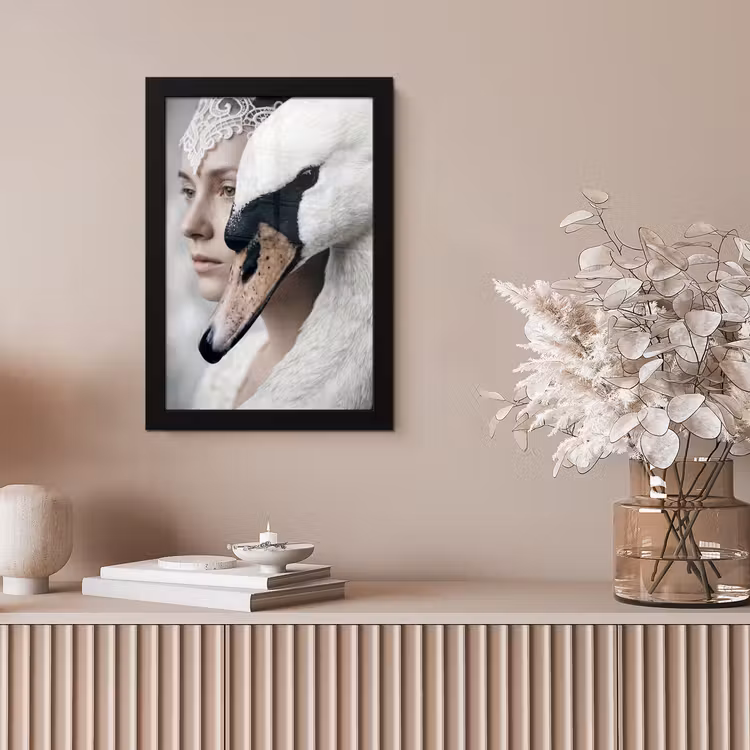 Vrouw - Zwaan - Wit fotolijst zwart zonder passe partout klein -sfeer5