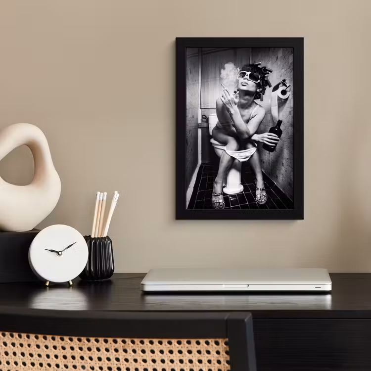Vrouw - Vintage - Krulspelden - Toilet - Sigaret fotolijst zwart zonder passe partout klein -sfeer1