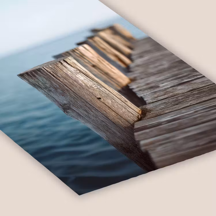 Houten steiger - Helderblauwe lucht fotolijst zwart zonder passe partout klein -zsfeer6