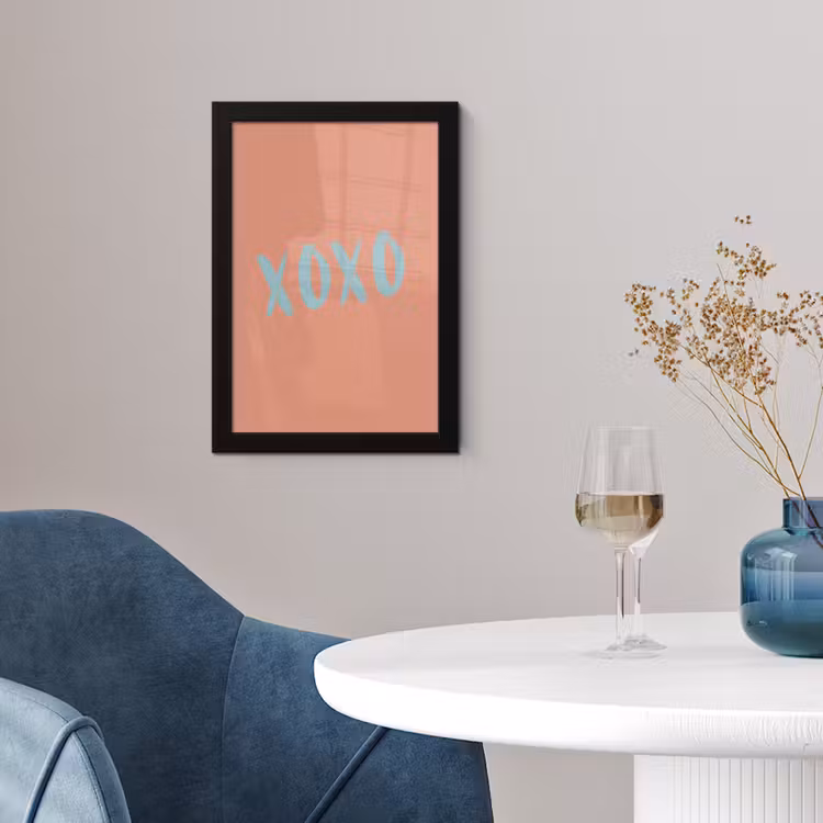 XOXO - Blauw - Perzikkleur fotolijst zwart zonder passe partout klein -sfeer4