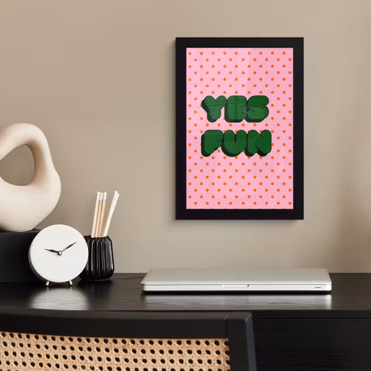 Yes fun - Groen - Roze - Stippen fotolijst zwart zonder passe partout klein -sfeer1