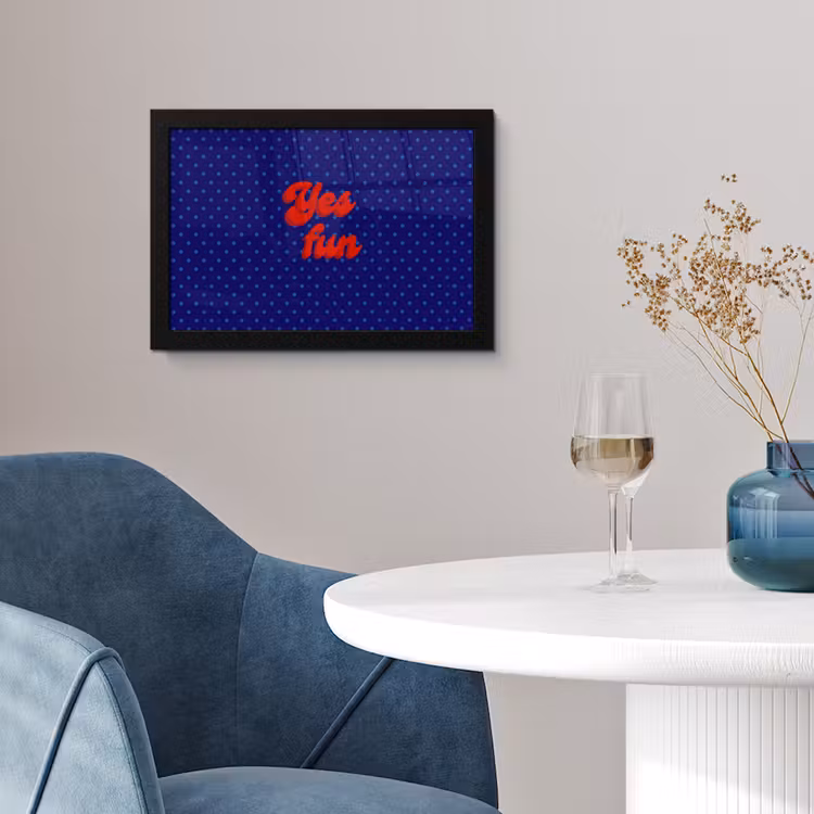 Yes fun - Rood - Blauw - Stippen fotolijst zwart zonder passe partout klein -sfeer4