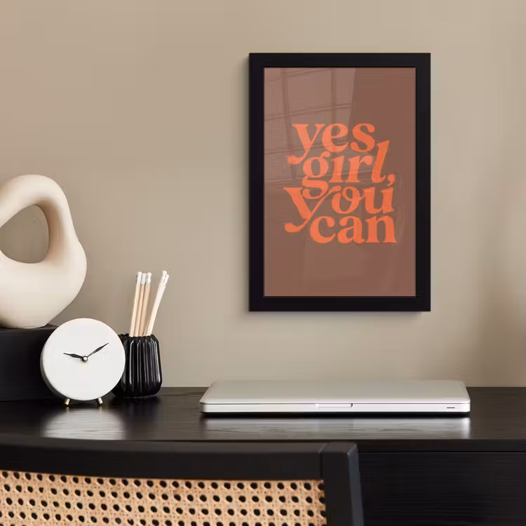 Yes girl you can - Oranje - Bruin fotolijst zwart zonder passe partout klein -sfeer1