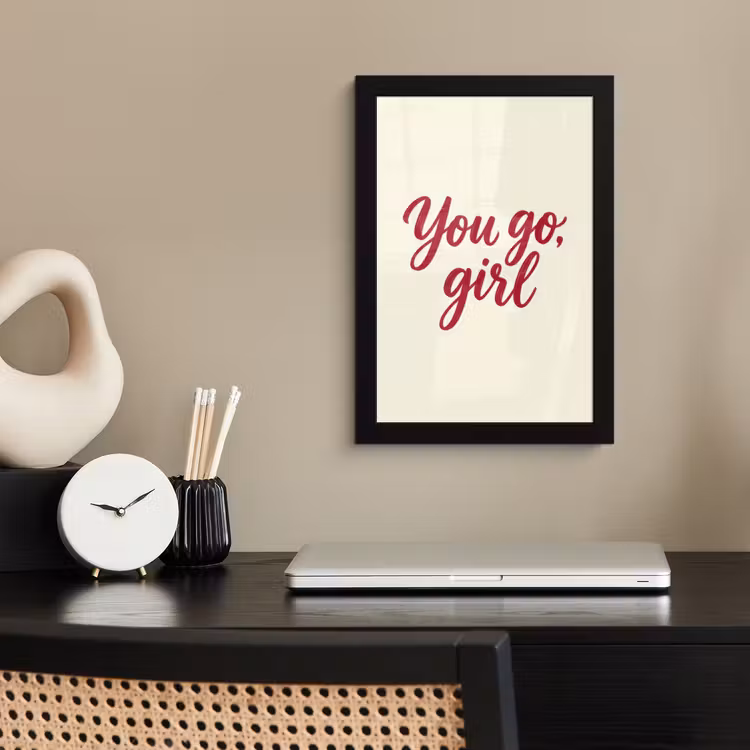 you go girl - Rood - Wit fotolijst zwart zonder passe partout klein -sfeer1