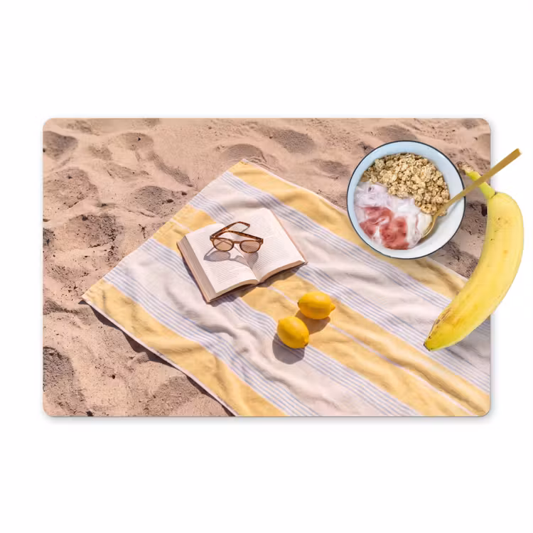 Boek - Zonnebril - Strand - Zomer - Geel Placemat vinyl groot -zzzproduct_Kitchenyeah-website