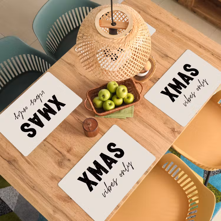 Kerst - Spreuk - xmas vibes only - Beige Placemat vinyl groot -zzsfeer5_Kitchenyeah-website