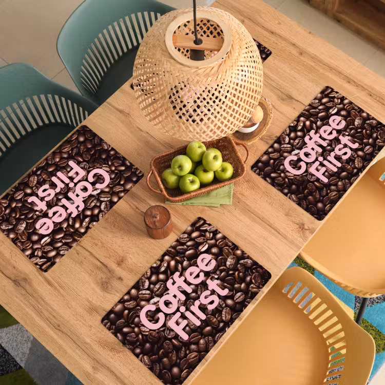Coffee First - Koffiebonen - Roze Placemat vinyl groot -zzsfeer5_Kitchenyeah-website