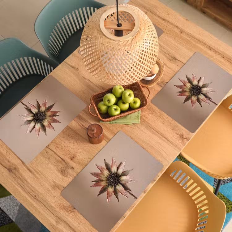 Droogbloem - Protea - Vintage - Beige - Rustiek Placemat vinyl groot -zzsfeer5_Kitchenyeah-website