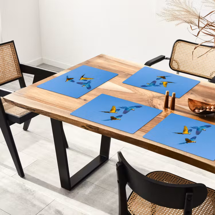 Papagaai - Vliegen - Blauw - Geel Placemat vinyl groot -zzsfeer4_Kitchenyeah-website
