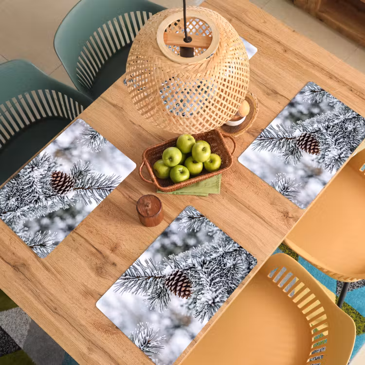 Dennenappel - Tak - Sneeuw - Winter - Sfeervol Placemat vinyl groot -zzsfeer5_Kitchenyeah-website