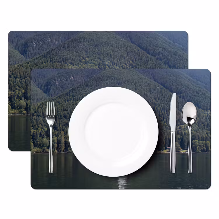 Zeilboot - Water - Bergen - Natuur - Groen Placemat vinyl groot -zzsfeer2_Kitchenyeah-website