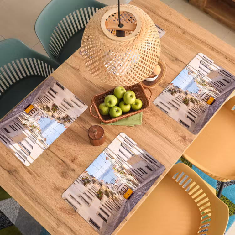 Tram - Straat - Stad - Architectuur - Geel Placemat vinyl groot -zzsfeer5_Kitchenyeah-website