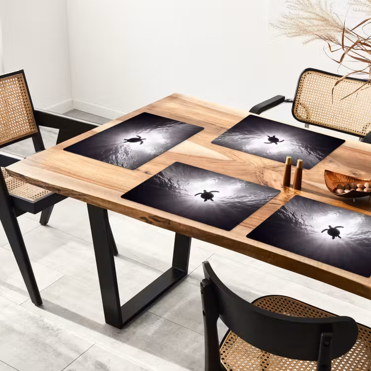 Schildpad - Onderwater - Lichtstralen - Oceaan - Zwart-wit Placemat vinyl groot -zzsfeer4_Kitchenyeah-website