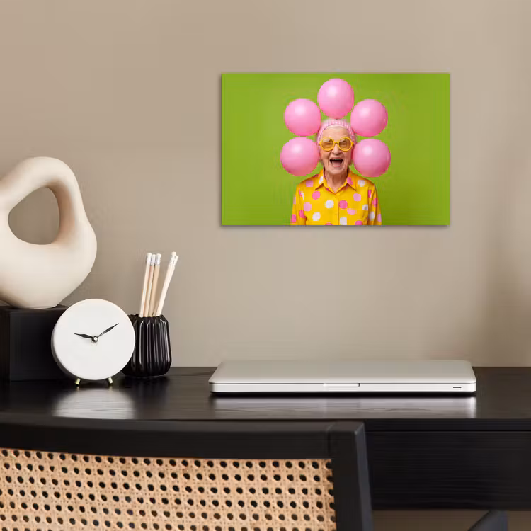 Mens - Ballonnen - Feest - Kleurrijk - Roze poster papier klein -sfeer1