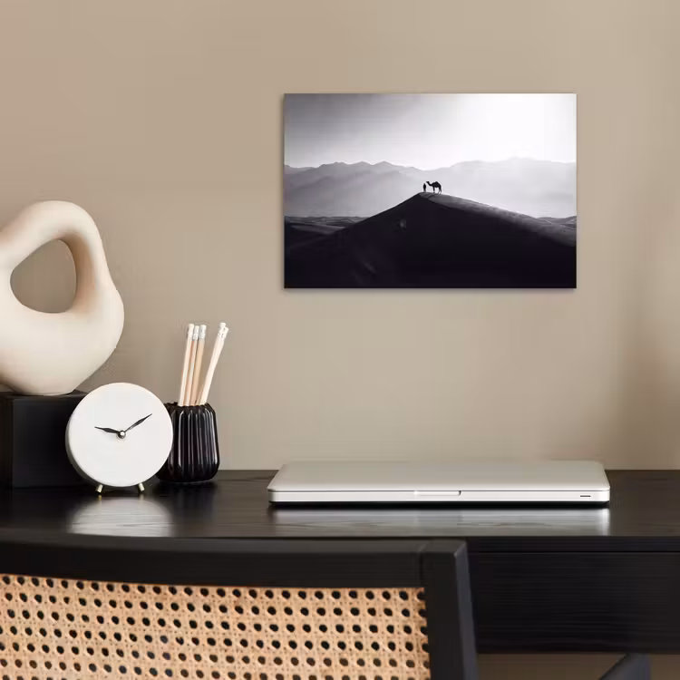 Mens - Kameel - Zandduin - Natuur - Monochroom poster papier klein -sfeer1