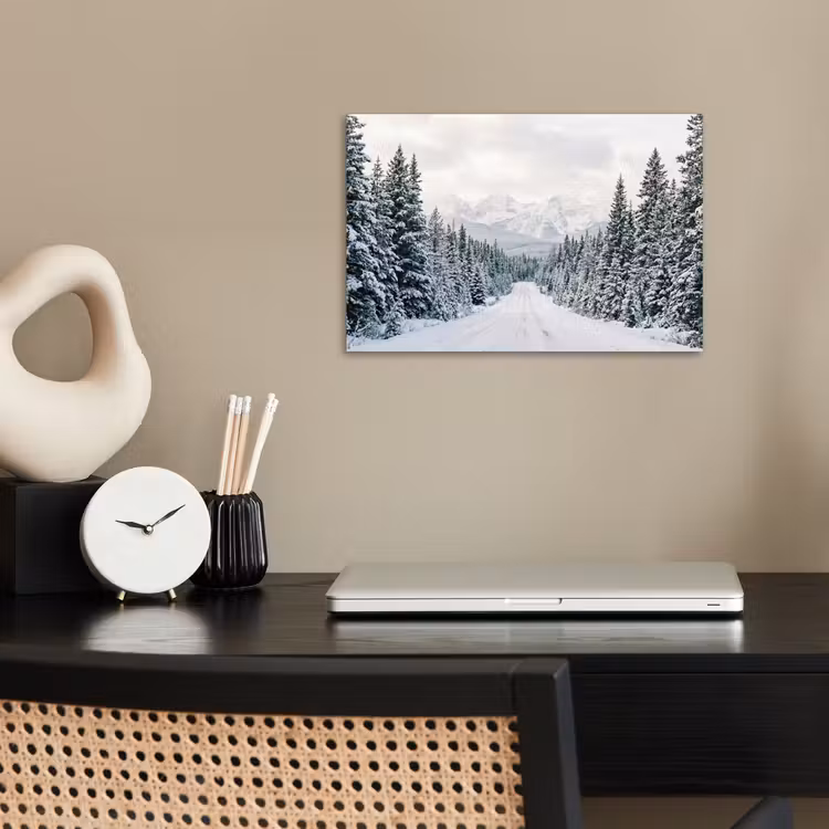 Weg - Sneeuw - Naaldbos - Winter - Avontuurlijk poster papier klein -sfeer1