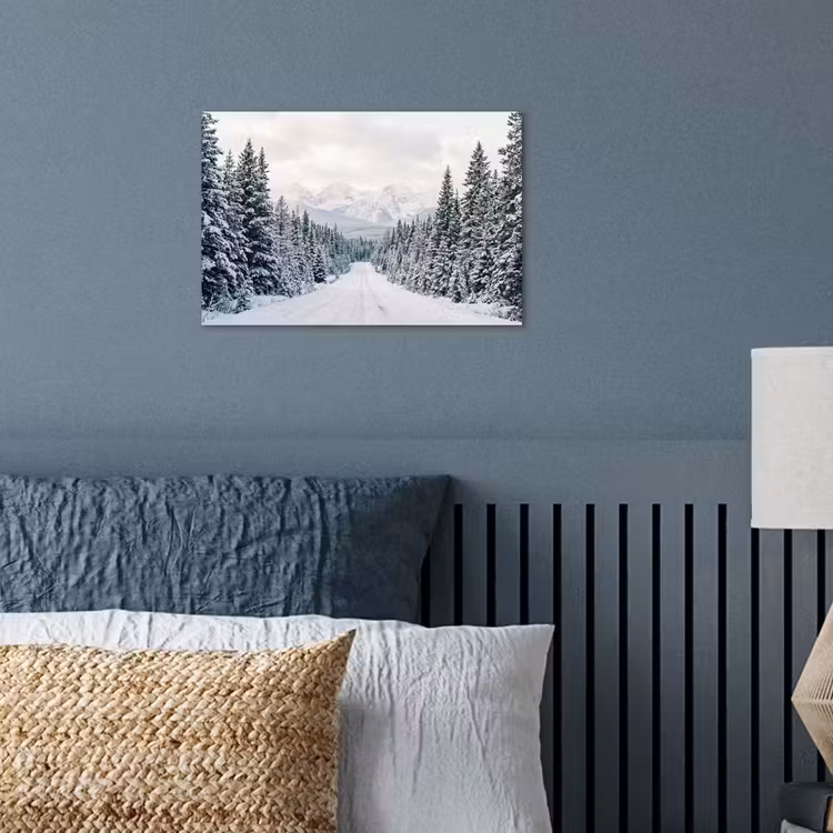 Weg - Sneeuw - Naaldbos - Winter - Avontuurlijk poster papier klein -sfeer2