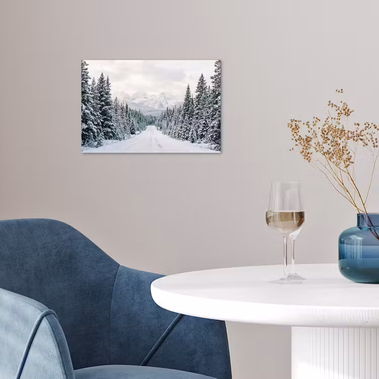 Weg - Sneeuw - Naaldbos - Winter - Avontuurlijk poster papier klein -sfeer3