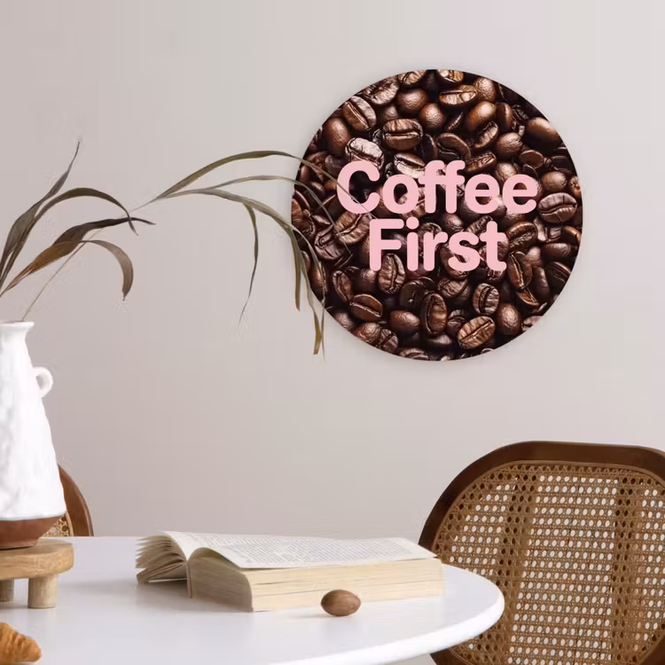 Coffee First - Koffiebonen - Roze Wandcirkel kunststof plaat 5mm dik klein -sfeer4