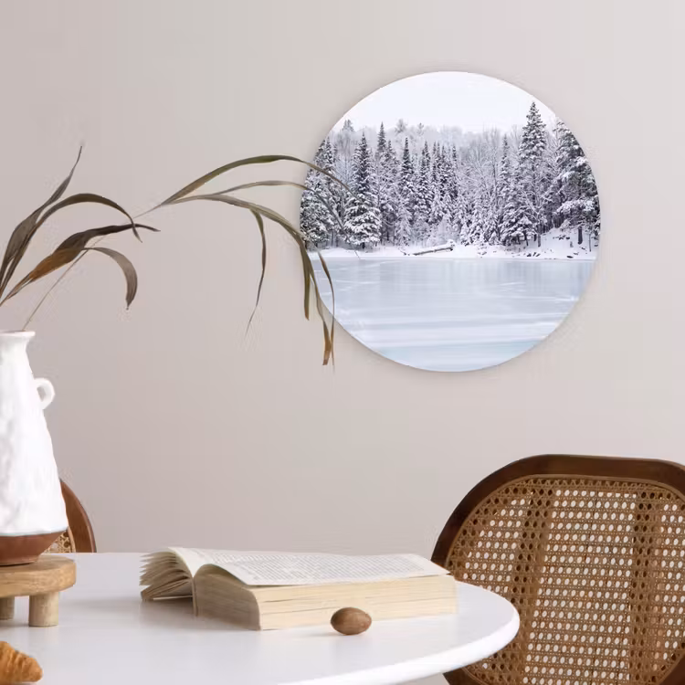 Meer - Dennen - IJs - Winter - Rustgevend Wandcirkel kunststof plaat 5mm dik klein -sfeer4