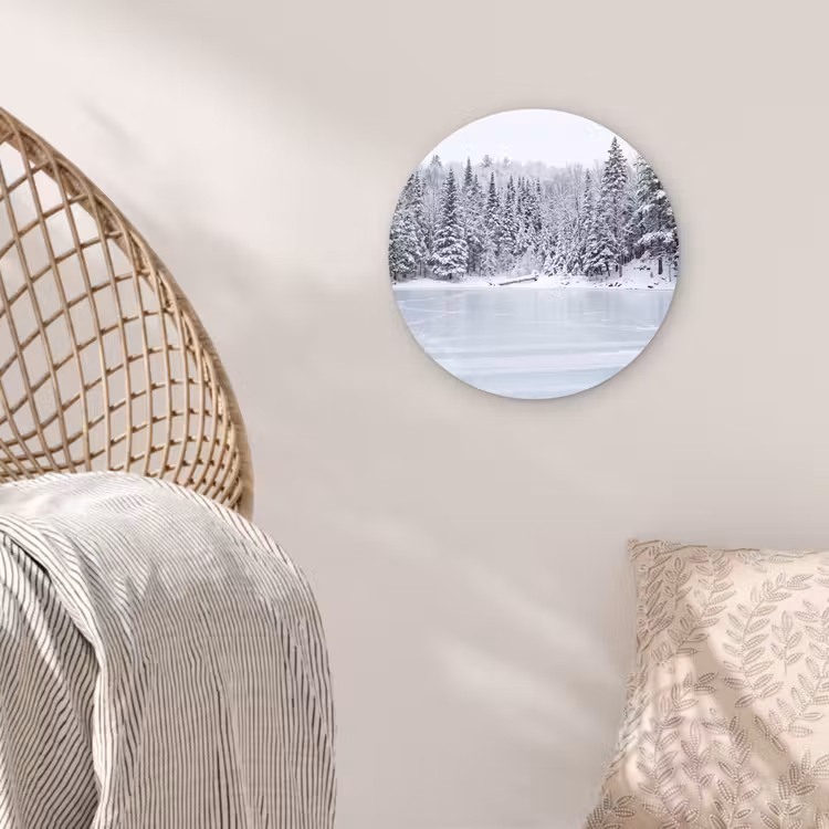 Meer - Dennen - IJs - Winter - Rustgevend Wandcirkel kunststof plaat 5mm dik klein -sfeer5