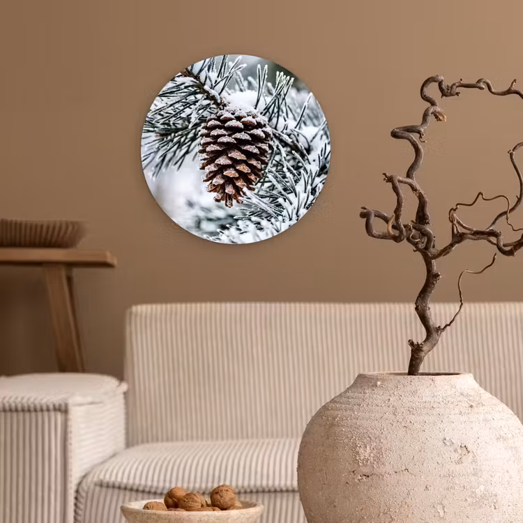 Dennenappel - Tak - Sneeuw - Winter - Sfeervol Wandcirkel kunststof plaat 5mm dik klein -sfeer1