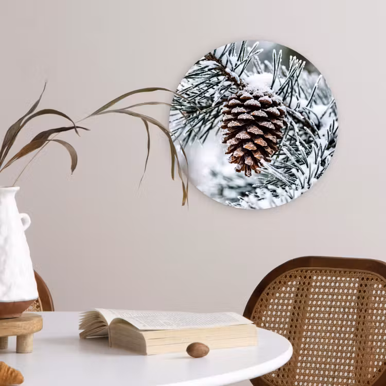 Dennenappel - Tak - Sneeuw - Winter - Sfeervol Wandcirkel kunststof plaat 5mm dik klein -sfeer4