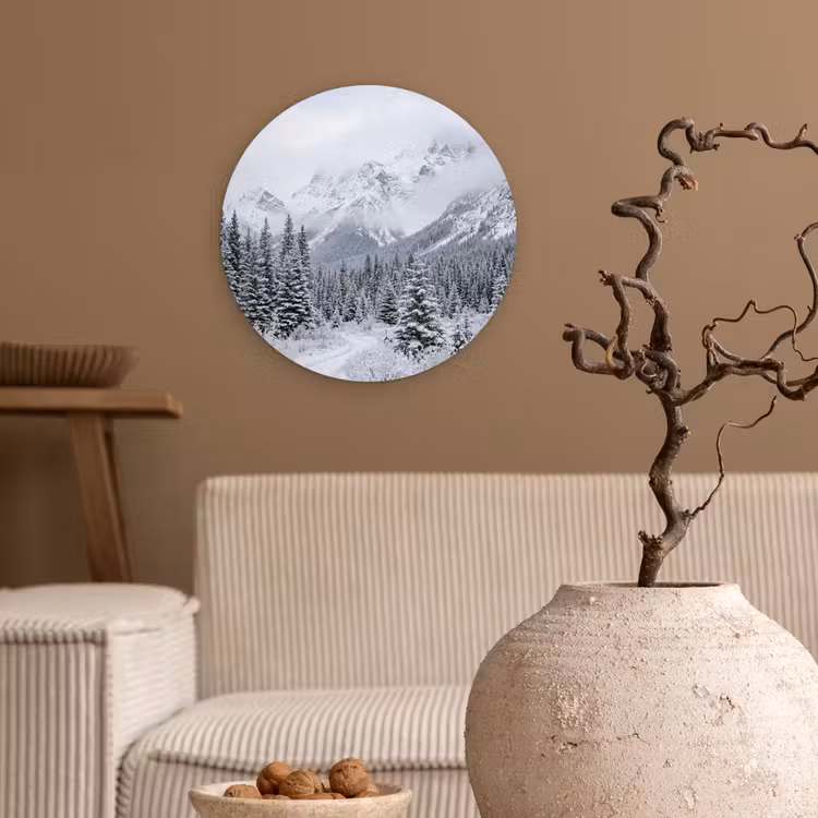 Weg - Bergen - Sneeuw - Naaldbos - Avontuurlijk Wandcirkel kunststof plaat 5mm dik klein -sfeer1
