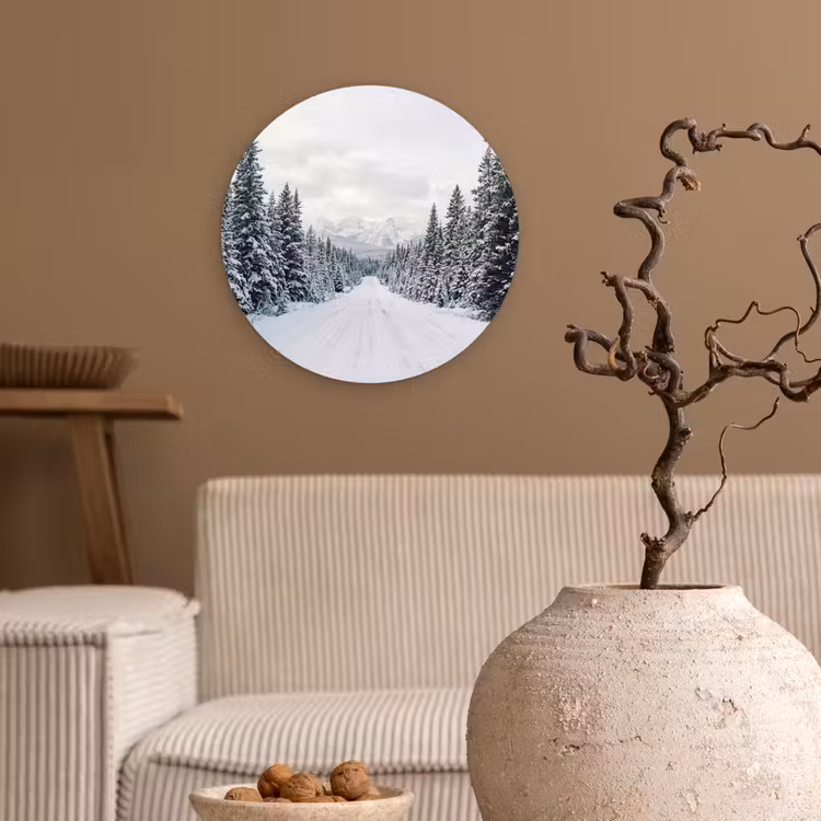 Weg - Sneeuw - Naaldbos - Winter - Avontuurlijk Wandcirkel kunststof plaat 5mm dik klein -sfeer1