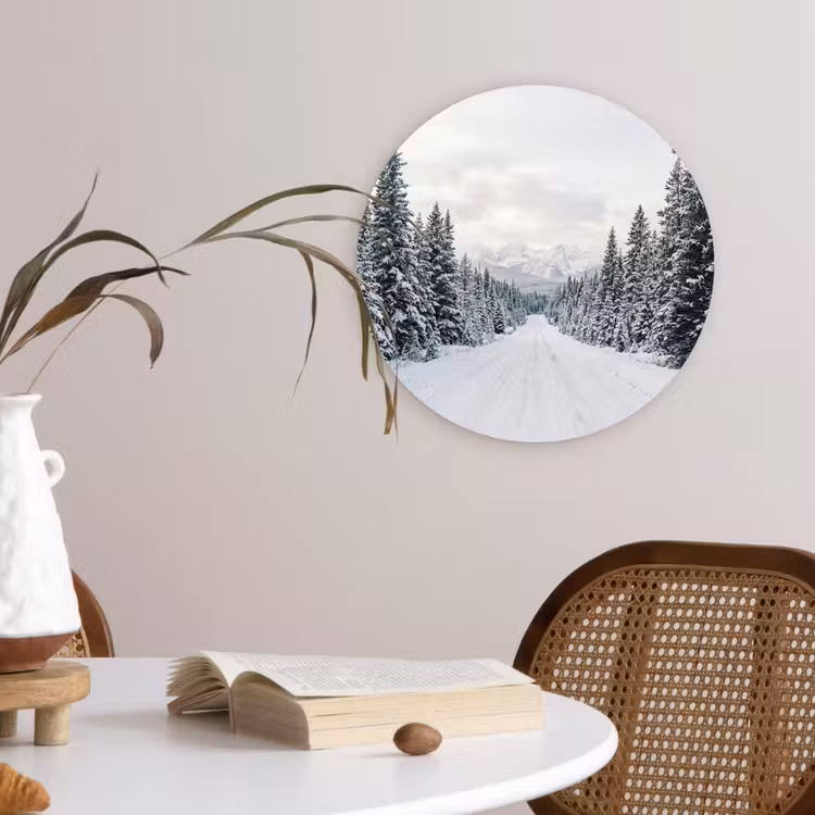Weg - Sneeuw - Naaldbos - Winter - Avontuurlijk Wandcirkel kunststof plaat 5mm dik klein -sfeer4