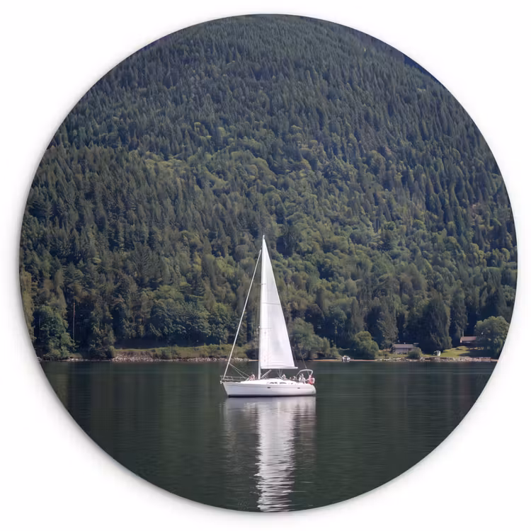 Zeilboot - Water - Bergen - Natuur - Groen Wandcirkel kunststof plaat 5mm dik klein -3d