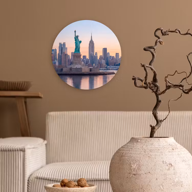 Vrijheidsbeeld - New York - Zonsopgang - Stad - Architectuur Wandcirkel kunststof plaat 5mm dik klein -sfeer1