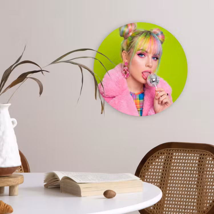 Vrouw - Kleurrijk haar - Pop art - Modern - Levendig Wandcirkel kunststof plaat 5mm dik klein -sfeer4