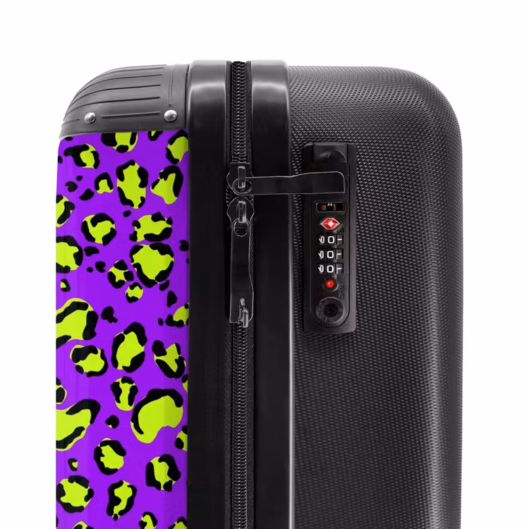 Panterprint in limoengroen op paarse achtergrond NBS - Handbagage koffer - Volwassenen Unisex middel -slot