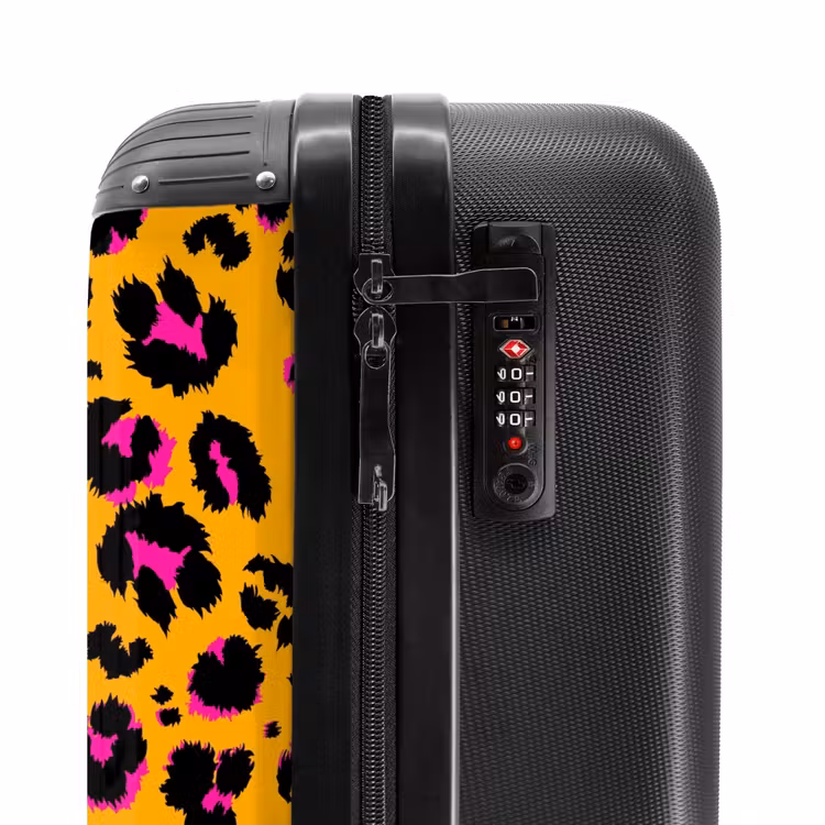 Pantervlekken in zwart en roze op een oranje achtergrond NBS - Handbagage koffer - Volwassenen Unisex middel -slot