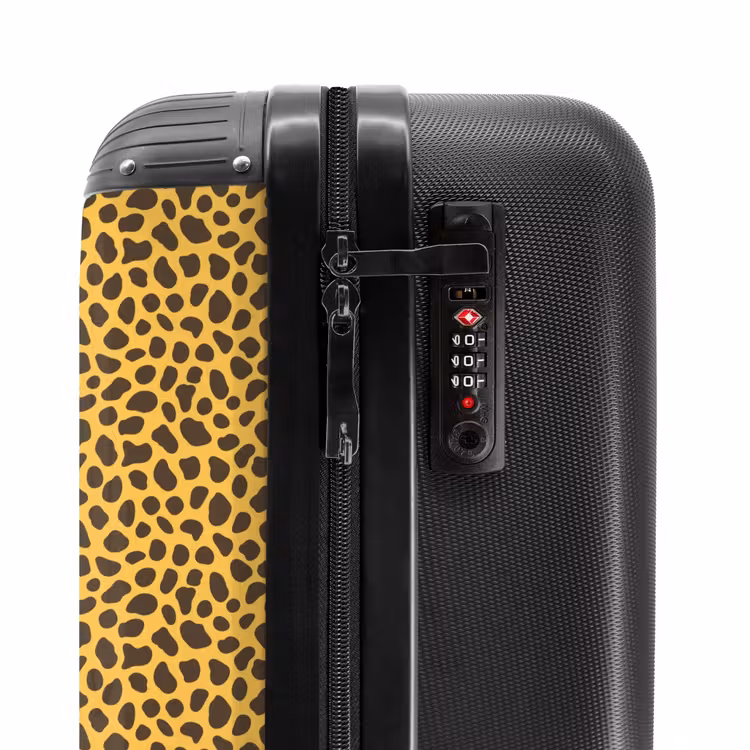 Gele achtergrond met dicht luipaardpatroon NBS - Handbagage koffer - Volwassenen Unisex middel -slot