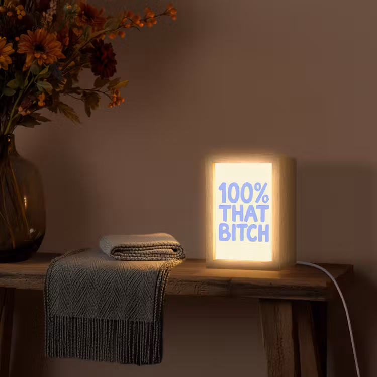 100% that bitch - Blauw - Wit Light Box met kabel (Tafellamp) klein -sfeer4