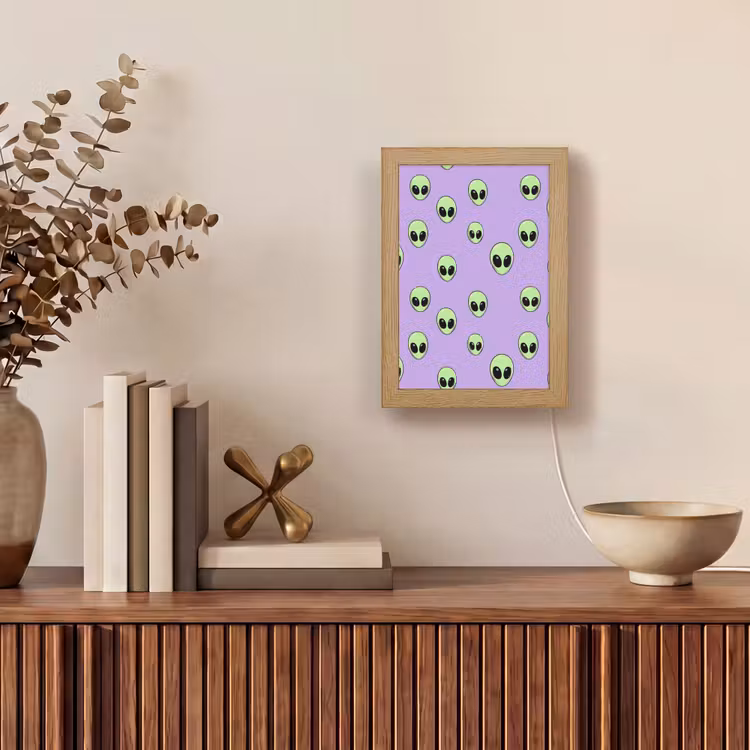 Alien - Retro - Lila Light Box met kabel (Tafellamp) klein 925 -sfeer2