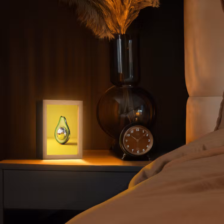 Avocado - Discobal - Geel - Glitter Light Box met kabel (Tafellamp) klein -sfeer1