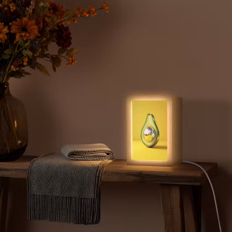 Avocado - Discobal - Geel - Glitter Light Box met kabel (Tafellamp) klein -sfeer4