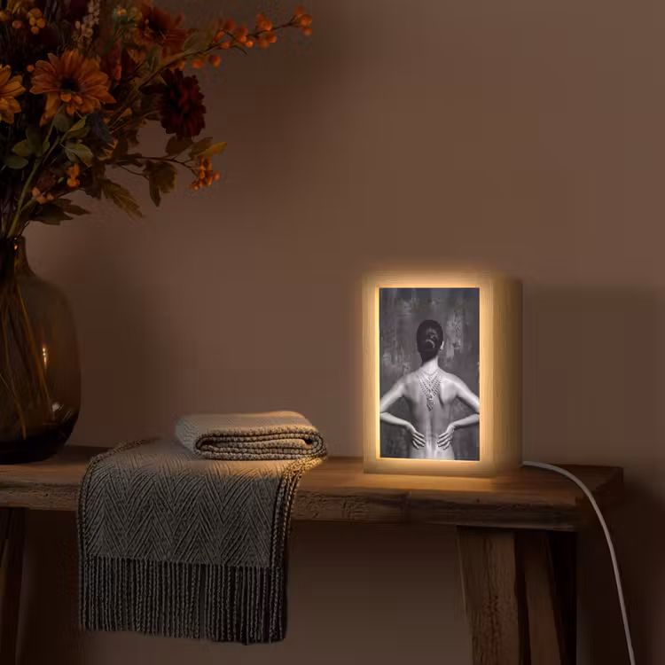 Rug - Ketting - Portret - Zwart - Wit - Glamour Light Box met kabel (Tafellamp) klein -sfeer4